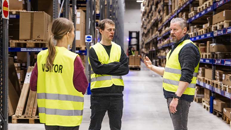 Kalle Karvanen, operativer Leiter von Finnish Design Shop, und Peter Lindroos, Account Manager bei Boxon, sprechen in den Lagerräumen.