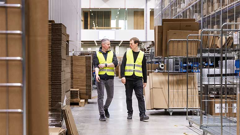 Peter Lindroos und Kalle Karvanen gehen durch einen Lagergang bei Finnish Design Shop