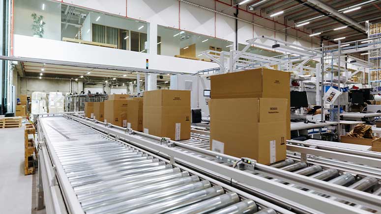 Kartons auf der Verpackungslinie von Finnish Design Shop.