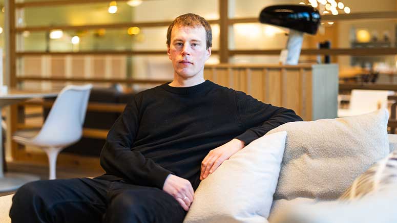 Kalle Karvanen, operativer Leiter von Finnish Design Shop, sitzt auf einem Sofa