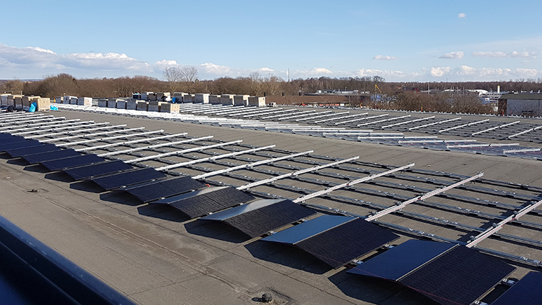 Solarpanels auf dem Dach von Boxon